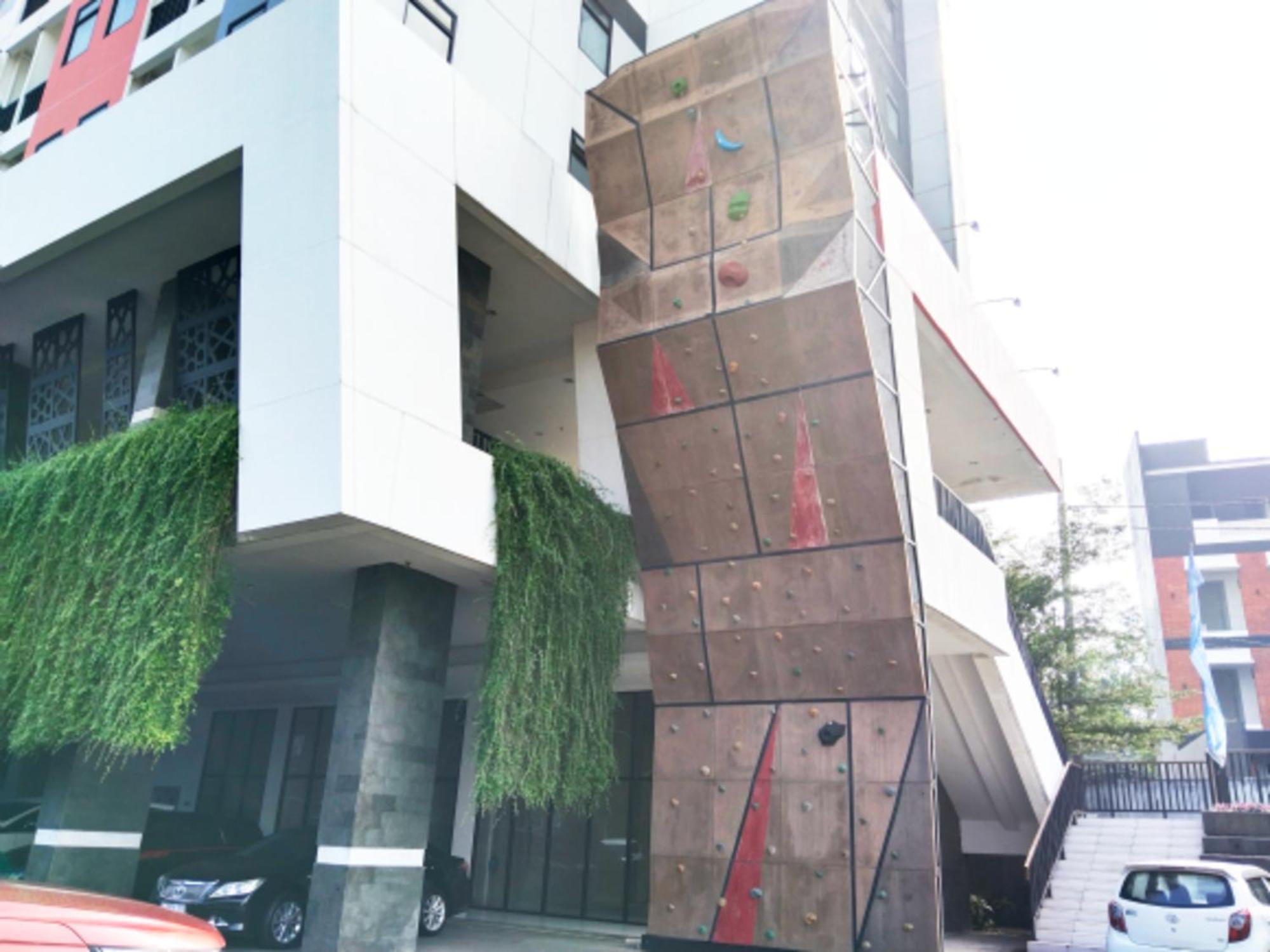Cordova Suites Semarang Esterno foto