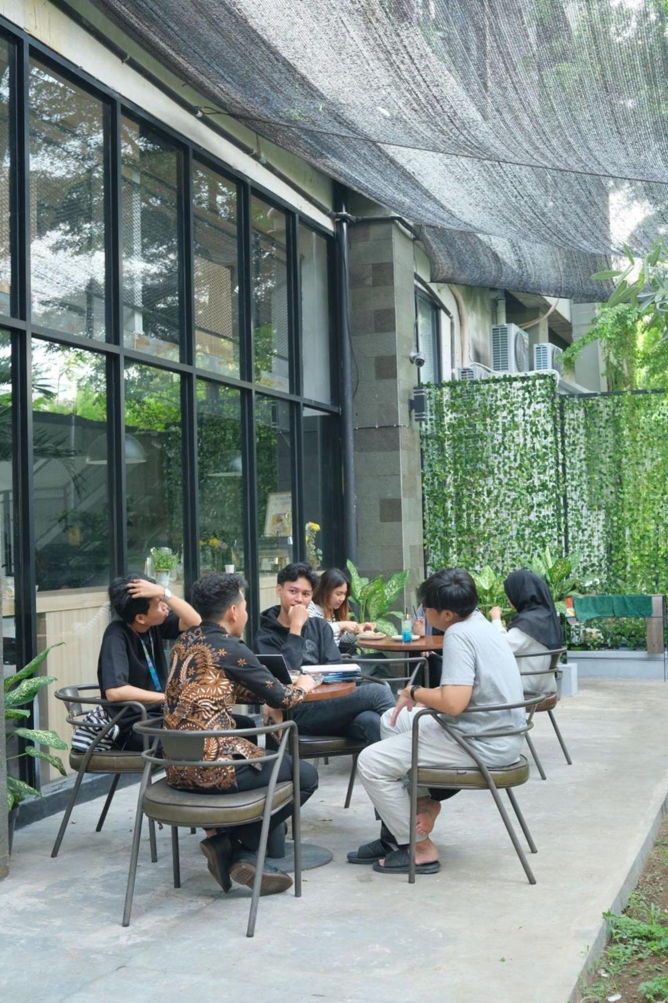 Cordova Suites Semarang Esterno foto
